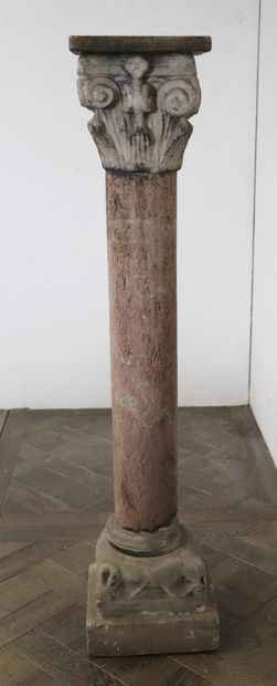 null Colonne composite en marbre et pierre composée d'éléments anciens.

H_121 cm...