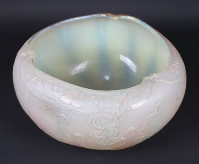 null DAUM Nancy.

Important double glass bowl with japanese decoration of tulips...