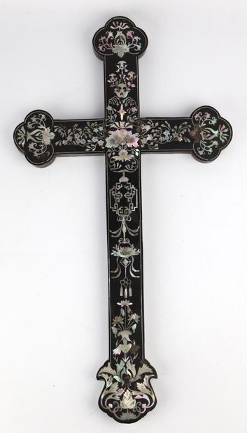 null INDOCHINA.

Christian cross in ironwood and mother-of-pearl

H_45 cm L_24.5...