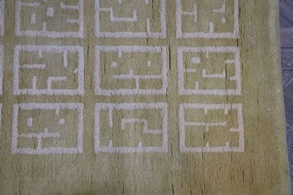 null MAISON LELEU.

Tapis en laine à décor de motifs aztèques répétés blanc sur fond...