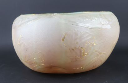 null DAUM Nancy.

Important double glass bowl with japanese decoration of tulips...