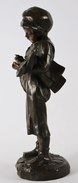 null Antoine BOFILL (actif circa 1894-1939).

Le vendeur de journaux.

Bronze à patine...