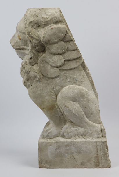null Elément en pierre sculptée figurant un lion assis.

H_39 cm L_12 cm P_18 cm
