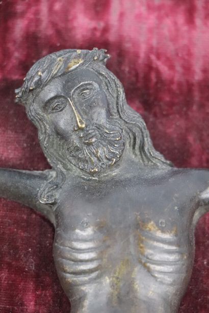 null Christ in bronze.

15th century.

Mounting in old velvet.

H_27 cm L_20.5 c...