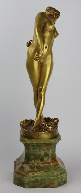 null Jean-Léon GEROME (1824-1904).

La joueuse de boules.

Sculpture en bronze doré,...