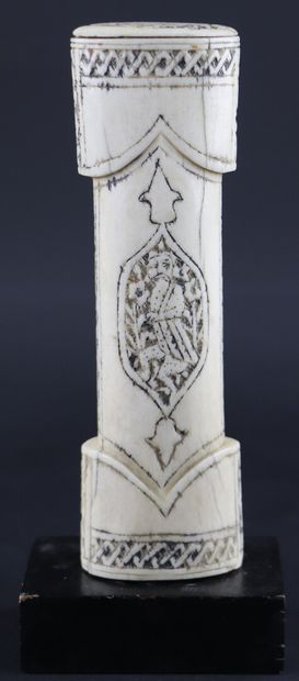 null Carved bone dagger handle decorated with men in gardens.

PERSIA, Qadjar period.

H_16,6...