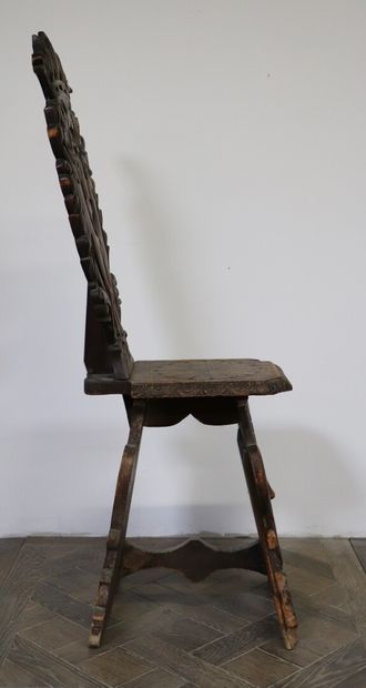 null Paire de chaises escabelles ou "sgabello" en bois mouluré et sculpté.

La partie...