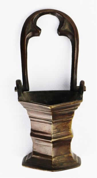 null Brass holy water bucket.

France, 15th or 16th century.

H_8.5 cm W_6.5 cm D_6...