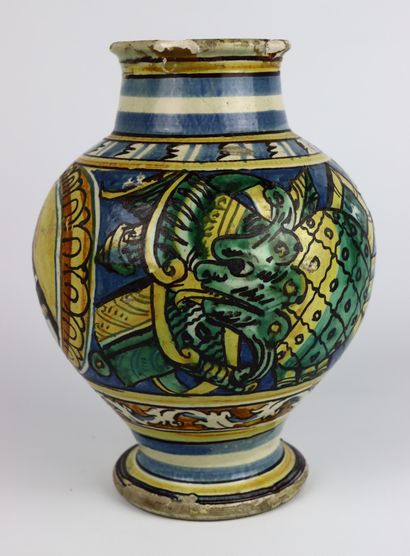 null SICILE.

Vase de pharmacie en faïence à décor d'un religieux dans un médaillon.

XVIIème...