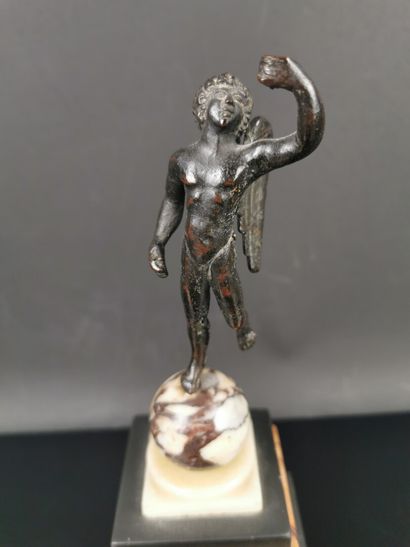 null ITALIE.

Bronze à patine brune antique figurant un amour.

Il est fixé sur une...