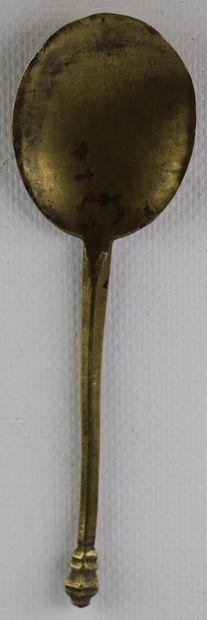 null Two brass or bronze spoons and a fork, old.

A cutlery finished by a hoof.

L_14...