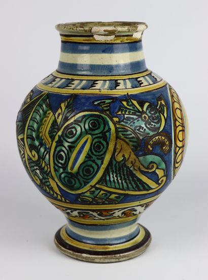 null SICILE.

Vase de pharmacie en faïence à décor d'un religieux dans un médaillon.

XVIIème...