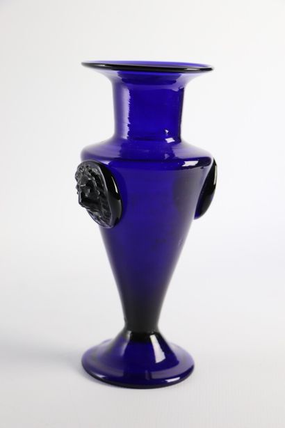 null BORDEAUX.

A blue glass vase with lion's head handles.

XVIIIth century.

H_20...