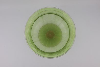 null VENICE.

An important green and gold glass bowl, resting on a pedestal.

XVIIIth...