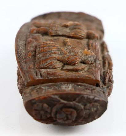 null Snuffbox in carved corozo nut with characters, flowers and fruits.

19th century.

L_8,3...
