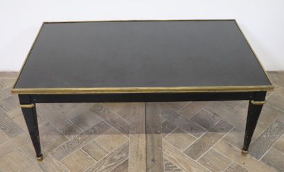 null MAISON JANSEN.

Table basse de style néoclassique en bois laqué noir et or.

H_41.5...