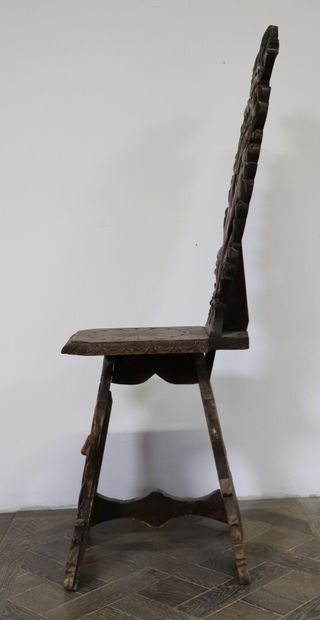 null Paire de chaises escabelles ou "sgabello" en bois mouluré et sculpté.

La partie...