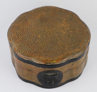 null JAPAN.

Lacquered wood box partially covered with shagreen.

End of the 19th...