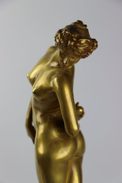 null Jean-Léon GEROME (1824-1904).

La joueuse de boules.

Sculpture en bronze doré,...