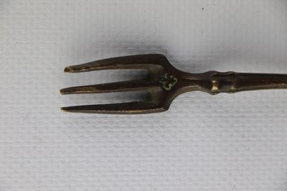 null Two brass or bronze spoons and a fork, old.

A cutlery finished by a hoof.

L_14...