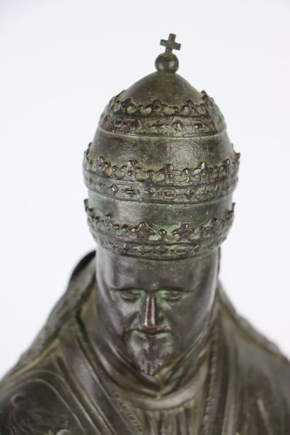 null Groupe en bronze figurant un Pape bénissant, tenant dans sa main gauche la clef.

Auprès...