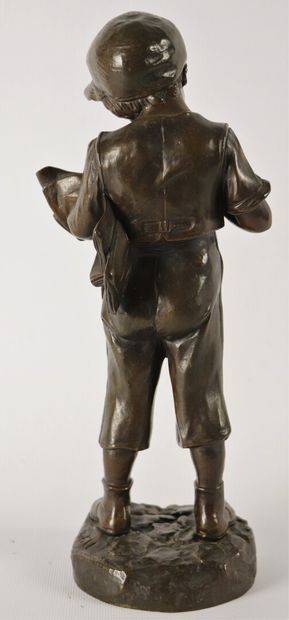 null Antoine BOFILL (actif circa 1894-1939).

Le vendeur de journaux.

Bronze à patine...