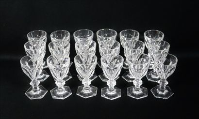 null BACCARAT, modèle Harcourt.

Service de verres en cristal comprenant cinq carafes...