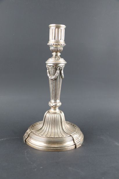 null CHRISTOFLE.

Paire de bougeoirs en métal argenté.

Style Louis XVI.

H_23 c...