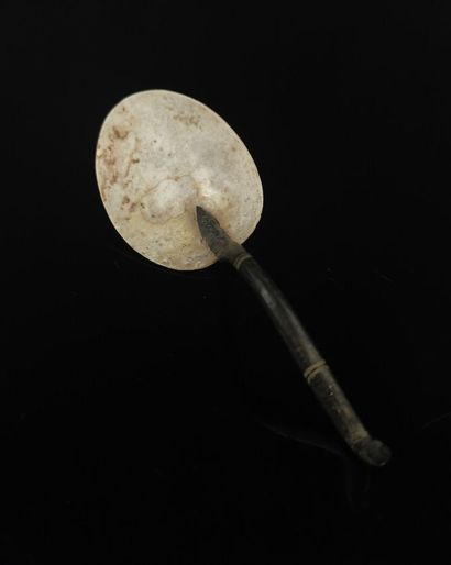null SOUTH-EAST ASIA or OCEANIA.

Antique wood and shell spoon.

19th century.

L_14,5...