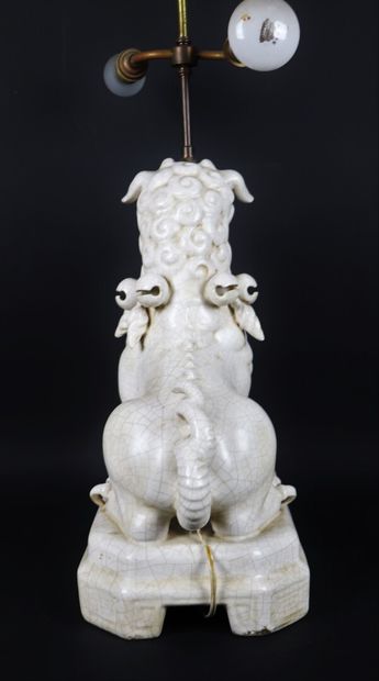 null Importante statuette en céramique craquelée figurant un chien de Phô.

Montée...