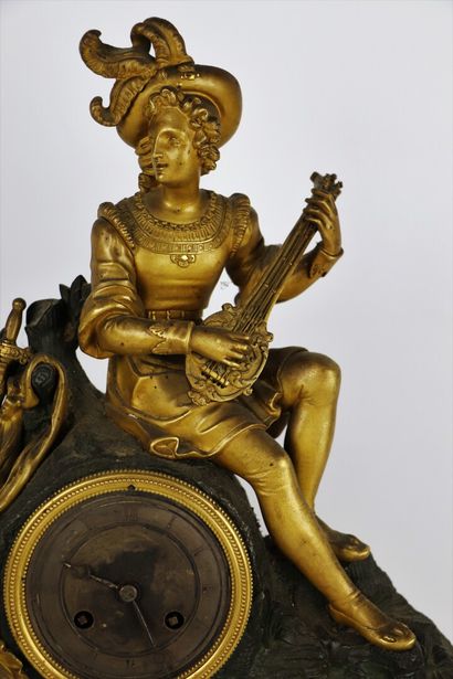 null Pendule en bronze doré et patiné figurant un homme à la mandoline, appuyé sur...