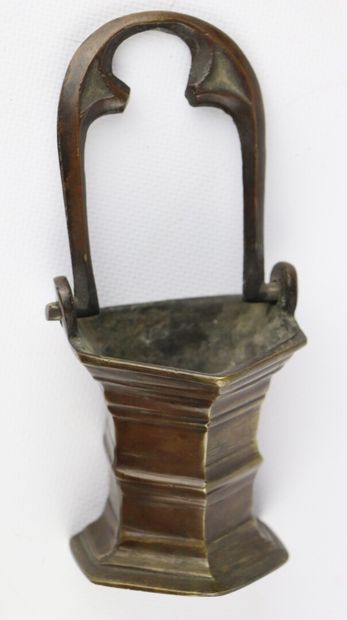 null Brass holy water bucket.

France, 15th or 16th century.

H_8.5 cm W_6.5 cm D_6...