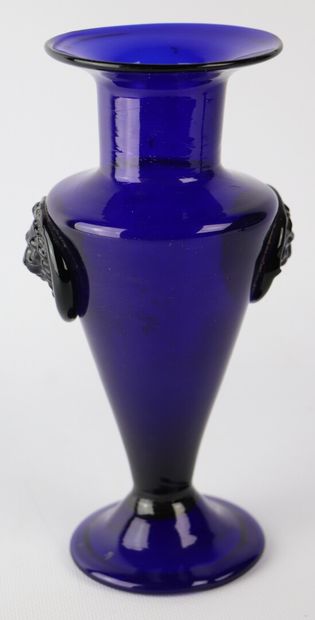 null BORDEAUX.

Vase en verre bleu, les prises appliquées en mufles de lion.

XVIIIème...