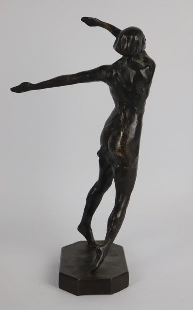 null Fernand LARAPIDIE (1885 - ?).

Dancer.

Bronze with brown patina, signed on...