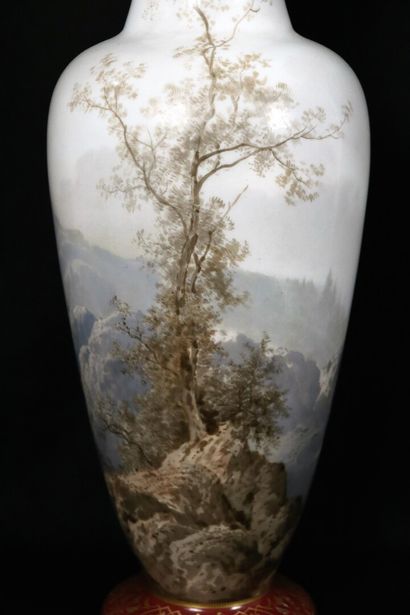 null E.LANGLOIS à Sèvres.

Vase en opaline à décor polychrome de paysage de montagne.

Signé...