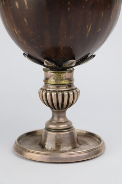 null Cup in coconut and silver plated brass, engraved coat of arms.

H_15.5 cm D_12...