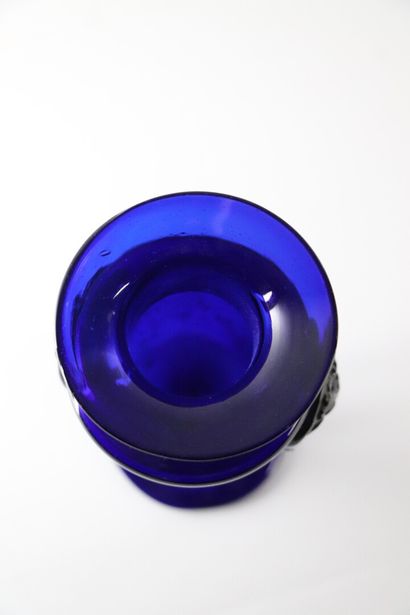 null BORDEAUX.

Vase en verre bleu, les prises appliquées en mufles de lion.

XVIIIème...