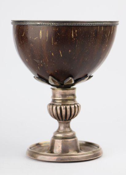 null Cup in coconut and silver plated brass, engraved coat of arms.

H_15.5 cm D_12...
