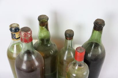 null Réunion de six bouteilles de liqueurs et alcools comprenant :

Véritable arquebuse...