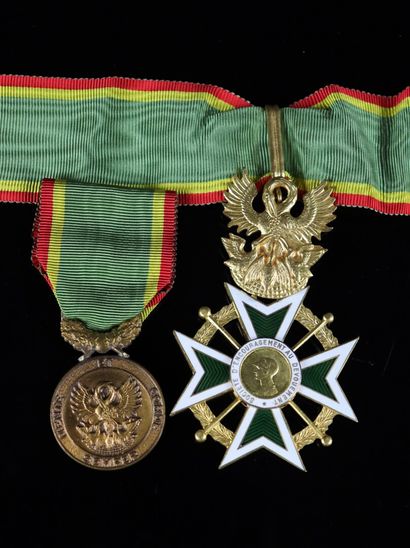 null Lot de 2 médailles Société d'encouragement au dévouement :

 Commandeur : étoile...