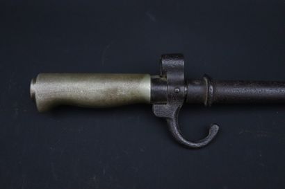 null Baïonnette Lebel, modèle 1886.

Lame cruciforme de 52 cm (deux poinçons au talon).

Poignée...