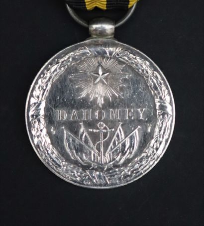 null Médaille de l'expédition du Dahomey en 1892.

Module en argent de 30 mm

Ruban...