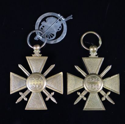 null Ensemble de 4 médailles et médaillettes :

 Deux Croix de guerre sans ruban :...