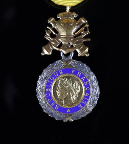 null Médaille militaire IVème République.

Bronze doré émaillé.

Ruban d'origine