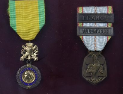 null Cadre de six médailles composé de :



 Croix de guerre,

 Ordre de la Légion...