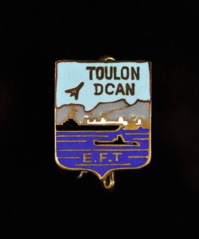 null D C A « Toulon ».

Dimensions 15 mm x 18 mm

Email grand feu (impeccable)

Fabrication :...