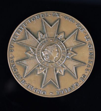 null Ordre national du Mérite, médaille de table.

Module de 73 mm

Poids 187 grammes

Sur...
