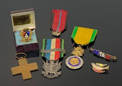 null Ensemble de trois décorations :

Médaille des vétérans 1870-1871.

Médaille...