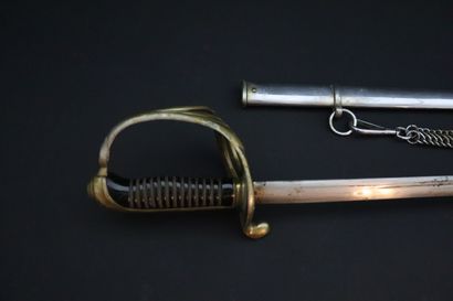 null Un sabre d'infanterie, 1882.

Lame en acier de 85 cm, deux tranchants avec gouttières.

Talon...