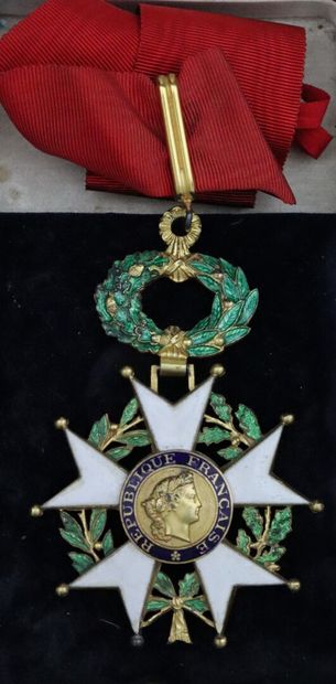 null 
Commandeur Ordre de la Légion d'honneur IVème République dans son écrin.




Croix...